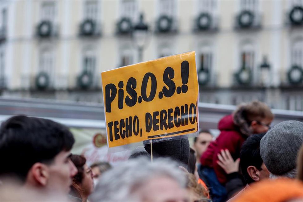 Varias personas marchan en una manifestación por las afecciones de las obras de la línea 7B de Metro, de la Plaza del Callao hasta la Puerta del Sol, a 8 de enero de 2023, en Madrid.