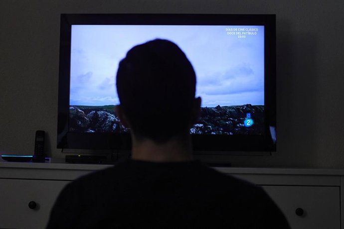 Archivo - Un hombre ve la televisión en Madrid (España), a 12 de enero de 2021.
