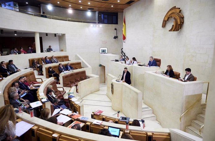 Archivo - El portavoz del PP en el Parlamento de Cantabria, Íñigo Fernández, interviene durante la sesión plenaria en el Parlamento de Cantabria. Foto de archivo
