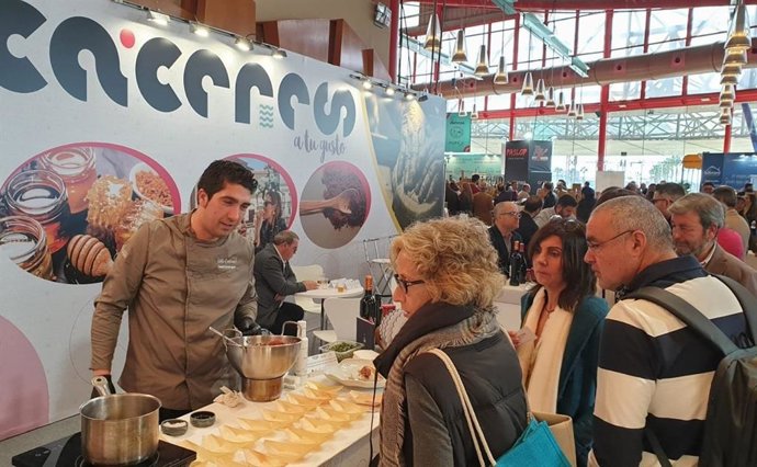 Demostración de cocina en vivo en el stand de la Diputación de Cáceres en el Salón de la Hostelería de Málaga