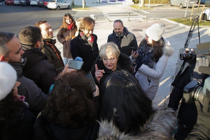 Una de las familiares de las víctimas ofrece declaraciones a los medios a su llegada a un juicio por doble el crimen de O Ceao, en la Audiencia Provincial de Lugo, a 6 de febrero de 2023, en Lugo, Galicia (España). 