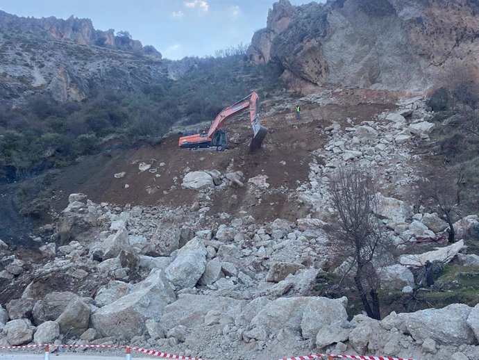 Trabajos de refuerzo en la ladera afectada por deslizamientos en la A-395, la semana pasada