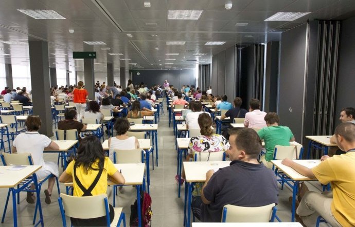 Archivo - Personas con discapacidad intelectual en una prueba para acceder a empleo público.