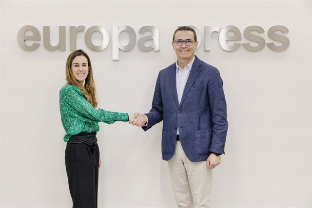 La directora de Europa Press, Candelas Martín de Cabiedes, y  el presidente y consejero delegado de Madrid Platform, Carlos Morales Sánchez, posan en la firma de un contrato de colaboración entre Madrid Platform y Europa Press, a 6 de febrero de 2023, en 