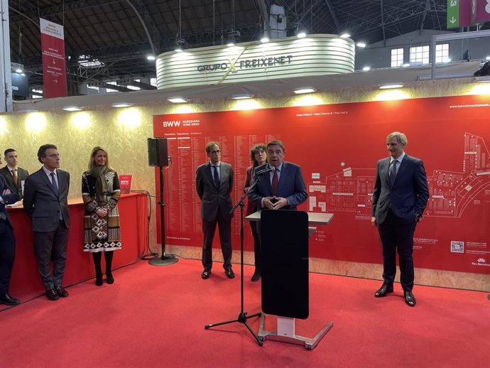 Luis Planas junto a Teresa Jord, Pau Relat, Javier Pagés y Maria Eugnia Gay en la inauguración del Barcelona Wine Week (BWW) en la Fira de Barcelona