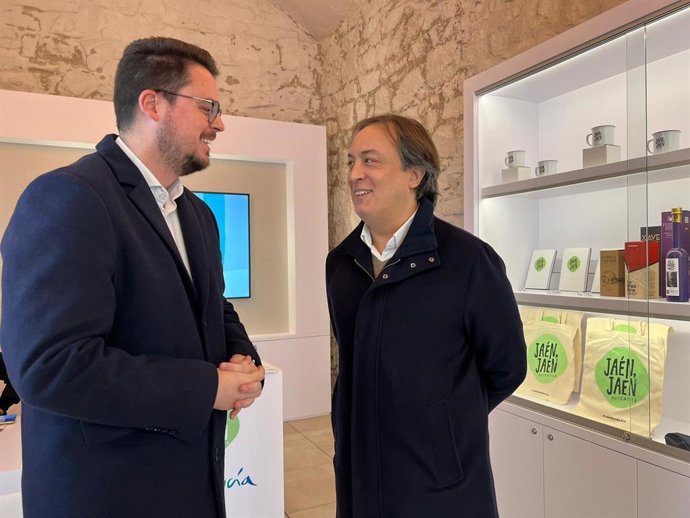 José Manuel Higueras y Francisco Javier Lozano durante la visita a la Oficina de Turismo Inteligente
