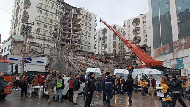 Edificio derrumbado en Diyarbakir, al sureste de Turquía, tras el terremoto