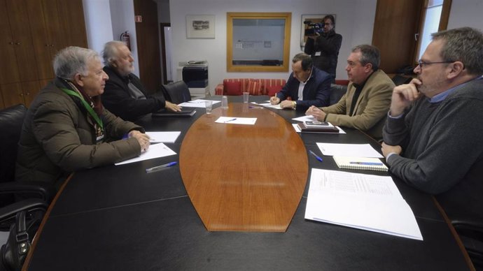 Archivo - Reunión del secretario general del PSOE-A, Juan Espadas, con representantes de la Federación de Organizaciones Andaluzas de Mayores (FOAM).