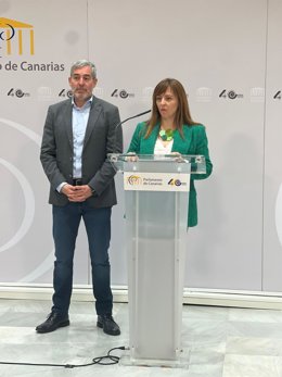 La diputada por la isla de La Palma Nieves Lady Barreto junto al secretario general nacional de Coalición Canaria y senador por la comunidad autónoma, Fernando Clavijo