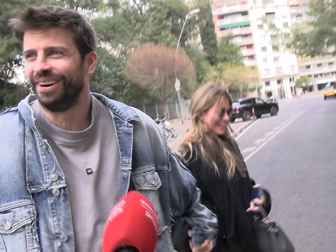 Gerard Piqué y Clara Chía pasean cogidos de la mano