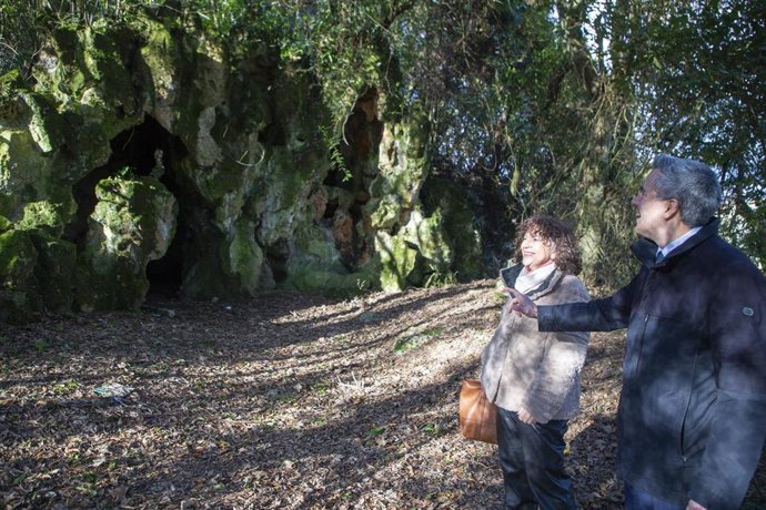 El vicepresidente y consejero de Cultura, Pablo Zuloaga, visita el comienzo de las obras de restauración de la capilla panteón del Palacio de Sobrellano junto a la alcaldesa de Comillas, Teresa Noceda