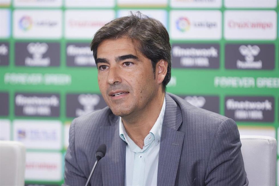 Archivo - El presidente del Real Betis, Ángel Haro, durante la presentación de  Luiz Henrique como nuevo jugador verdiblanco. 