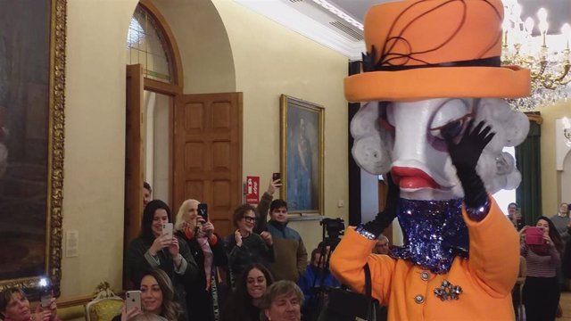 La Sardina del Antroxu gijonés en su entrada al salón de recepciones del Ayuntamiento de Gijón, durante la presentación de la programación de carnaval