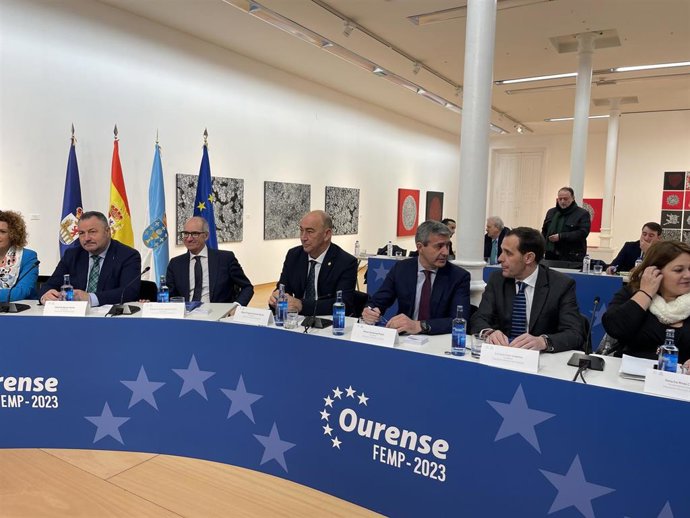 El Presidente De La Diputación De Salamanca, Javier Iglesias (Tercero Por La Izquierda De Los Siete Presentes En La Foto) En La Reunión De La FEMP En Ourense.