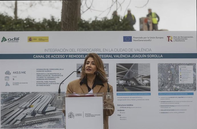 La ministra de Transportes, Movilidad y Agenda Urbana, Raquel Sánchez, durante la visita a la zona del futuro canal de acceso ferroviario de Valncia. 