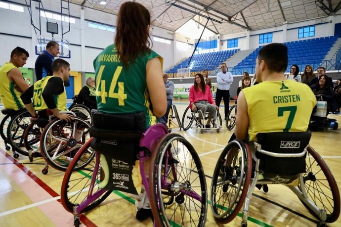 La consejera de Inclusión Social, Loles López, en una sesión de entrenamiento del equipo de baloncesto adaptado Club Deportivo Amivel de Vélez-Málaga