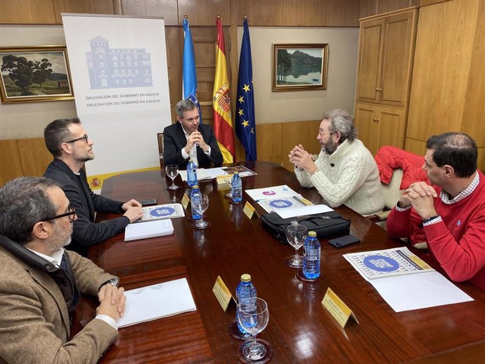 El delegado del Gobierno en Galicia, José Miñones, en una reunión con representantes de Federación de Hostelería de Galicia