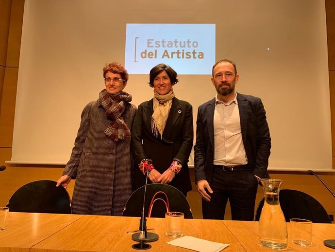 La diputada de Cultura de Gipuzkoa, María José Tellería, la directora general de Industrias Culturales y Cooperación, Adriana Moscoso, y el delegado del Gobierno en Euskadi, Denis Itxaso, en una jornada sobre el estatuto del artista
