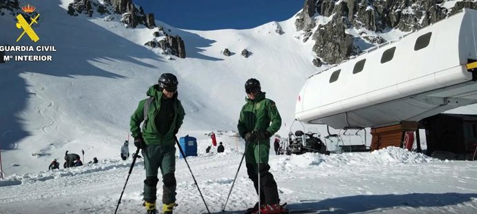 Efectivos de la Guardia Civil en una estación de montaña.