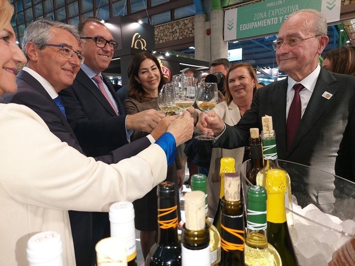 El presidente de la Diputación de Málaga y de Turismo Costa del Sol, Francisco Salado, junto con Bernal y De la Torre, entre otros, en la inauguración de la nueva edición del Salón H&T