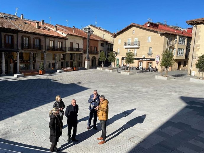 La plaza ha sido visitada este lunes por el diputado general de Álava, Ramiro González
