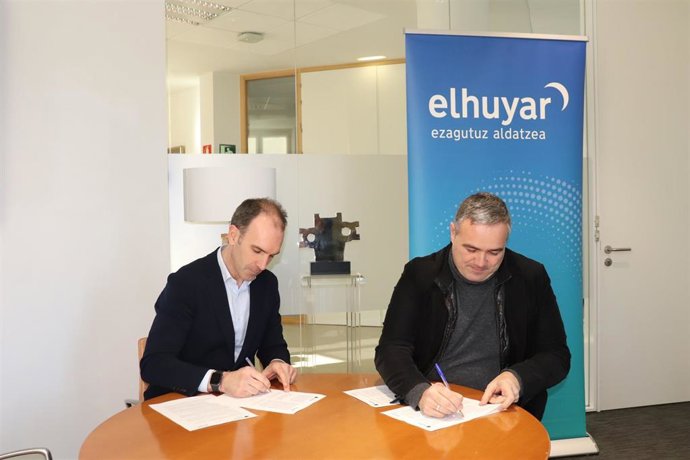 Firma del acuerdo entre Elhuyar y Kutxa