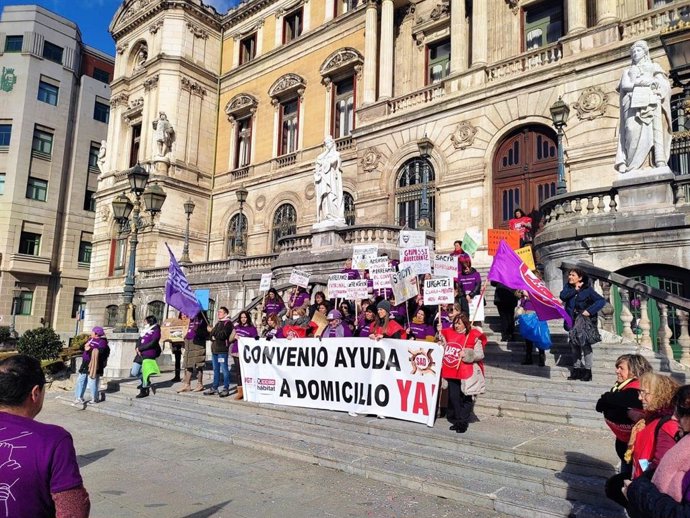 Movilización de las trabajadoras del SAD de Bizkaia ante el Ayuntamiento de Bilbao.