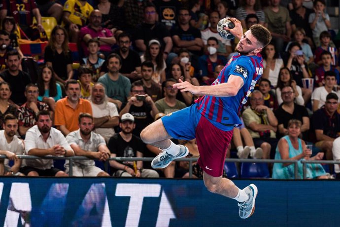 Archivo - Haniel Langaro of FC Barcelona in action during the EHF Champions League Quarter Finals  match between FC Barcelona and SG Flensburg-Handewitt at Palau Blaugrana on May 19, 2022 in Barcelona, Spain.