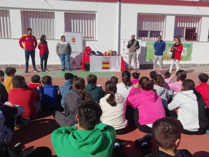 Lucena interviene en el colegio de Torrecampo junto a Ortolá, Panadero y Alamillo (izda.).