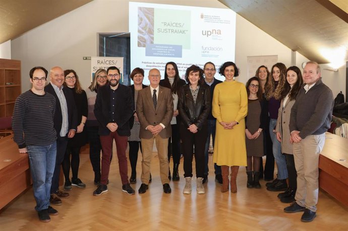 El consejero Ciriza, Cristina Bayona, el director general Jesús Mari Rodríguez, y la directora gerente de la Fundación UPNA, Josune Pascual, acompañados por alumnado y entidades participantes en el programa