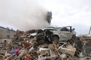 Imagen de archivo del derrumbe de un edificio a causa de los terremotos en Turquía.