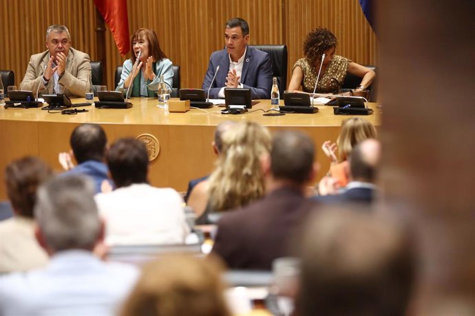 Archivo - El secretario de Organización del PSOE, Santos Cerdán; la vicepresidenta primera del Senado, Cristina Narbona; el presidente del Gobierno, Pedro Sánchez y la ministra de Hacienda, María Jesús Montero, durante la  interparlamentaria de septiemb
