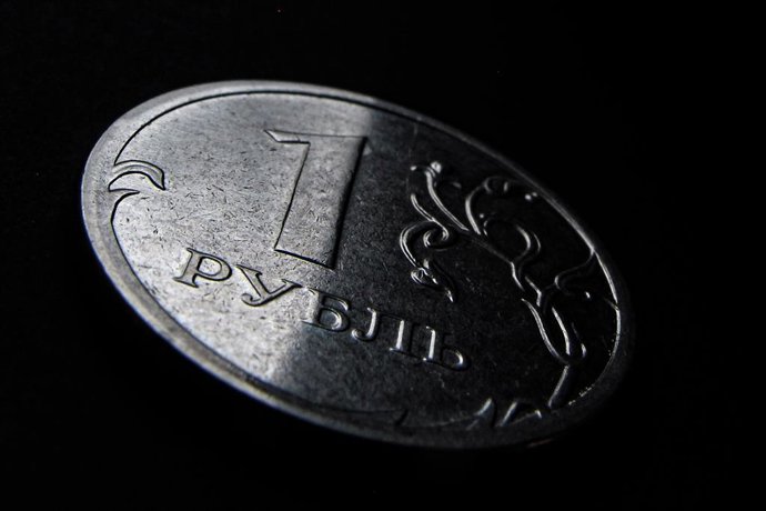 Archivo - FILED - 16 December 2014, Kaufbeuren: A view of a Russian Rouble coin on a display board. Russian President Vladimir Putin's instruction to require rouble payments for Russian gas will not yet take effect on Thursday, says Kremlin spokesperson