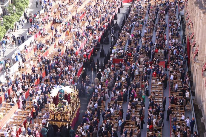 Archivo - El paso de la Hermandad de Jesús Despojado por la Plaza de San Francisco, el Domingo de Ramos de 2022.