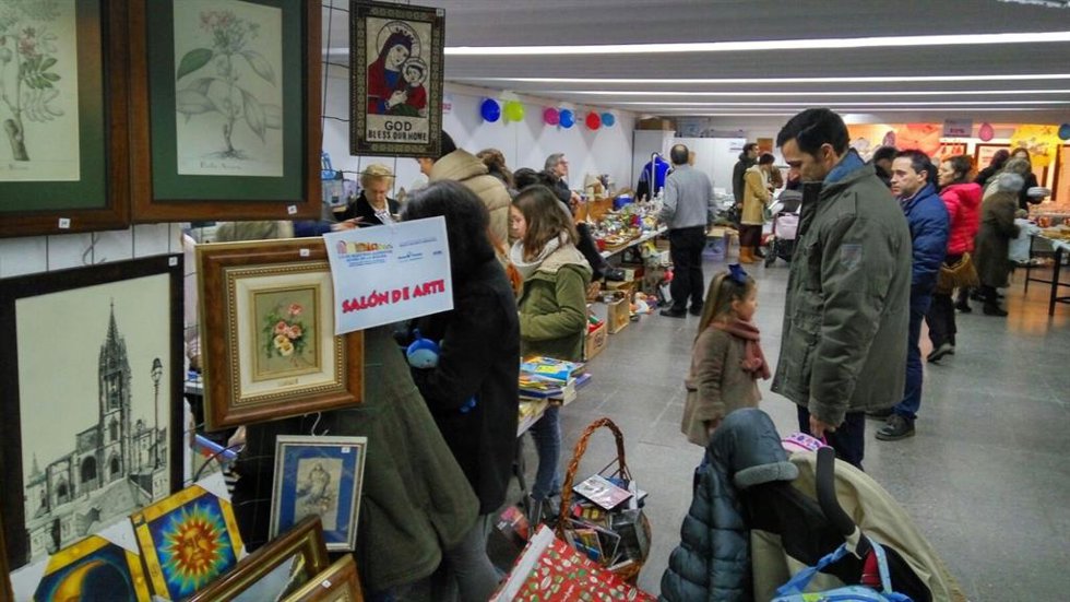 Edición anterior del mercadillo solidario en la parroquia de Los Santos Apóstoles de Oviedo.
