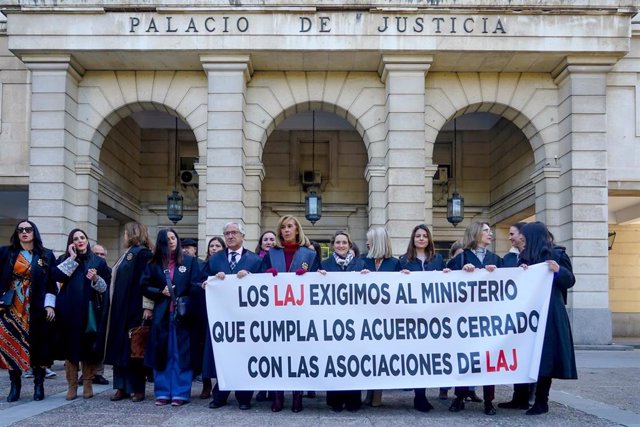 Concentración de los letrados de la Administración de Justicia (LAJ) con motivo de la huelga promovida entre el colectivo,  a 06 de febrero del 2023 en Sevilla (Andalucía, España). Letrados de la Administración de Justicia (LAJ) se han concentrado en la A