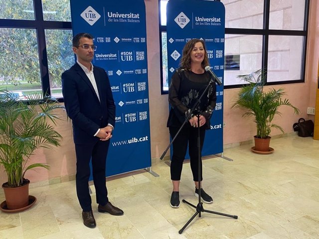 Archivo - La presidenta del Govern, Francina Armengol, junto al conseller de Fondos Europeos, Universidad y Cultura, Miquel Company.