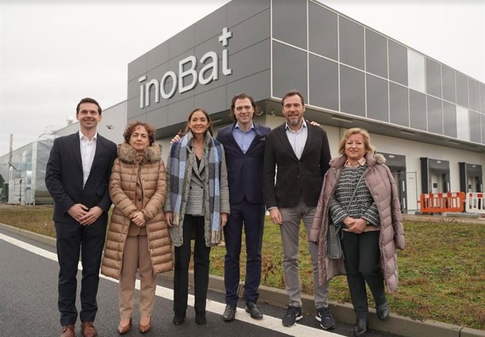 La ministra de Industria, Comercio y Turismo, Reyes Maroto (tercera por la izquierda); y el alcalde de Valladolid, Óscar Puente (segundo por la derecha), junto a representantes de Inobat en las instalaciones de la compañía en Voderady (Eslovaquia).