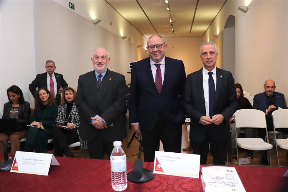 El alcalde de Lucena, Juan Pérez (dcha.), y el rector de la UCO, Manuel Torralbo (centro), en la inauguración del Foro Universidad y Empresa.