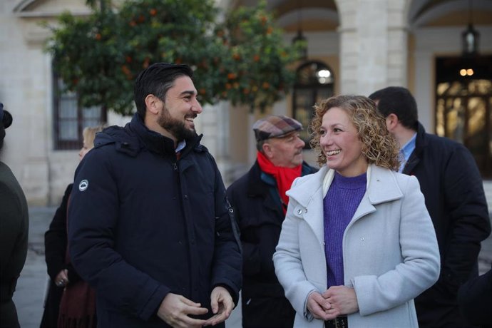 Ismael Sánchez (IU) y Susana Hornillo (Podemos), en el acto de presentación de la coalición para el 28M celebrado a las puertas del Ayuntamiento.