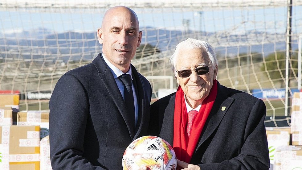 El presidente de la RFEF, Luis Rubiales, junto al fundador de la ONG Mensajeros de la Paz, el Padre Ángel.