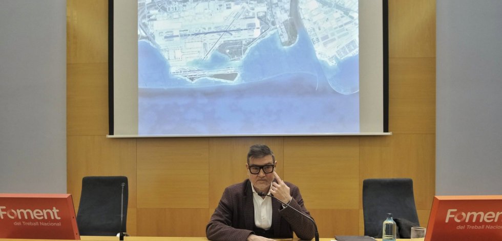 El alcalde de El Prat de Llobregat (Barcelona), Lluís Mijoler, en una comisión de Fomento del Trabajo