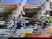 Dos heridos graves por la caída de un tráiler desde más de diez metros de la M-45 al ramal de acceso a la R-3