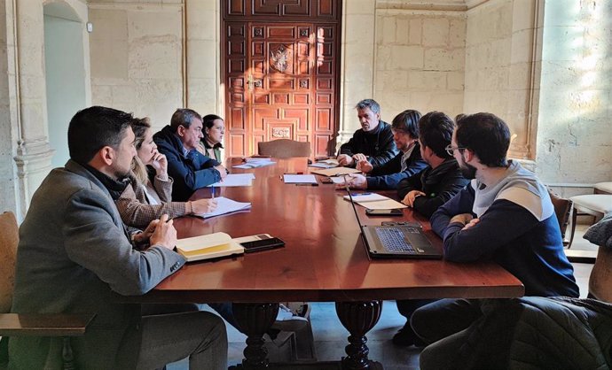 Reunión de CCOO y el comité de empresa de la ROSS con grupos municipales del Ayuntamiento.