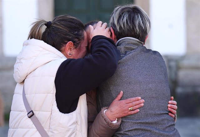 Varias vecinas consuelan a la prima de la víctima (c) durante una concentración ante el Ayuntamiento de Baiona, a 6 de febrero de 2023, en Baiona, Pontevedra, Galicia (España). 