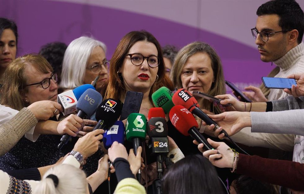 La secretaria de Estado de Igualdad y contra la Violencia de Género, Ángela Rodríguez (c); y la delegada del Gobierno contra la Violencia de Género, Victoria Rosell (d),