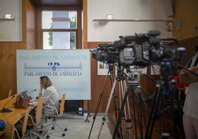 Archivo - Periodistas toman nota durante una rueda de prensa, en la sala de prensa.