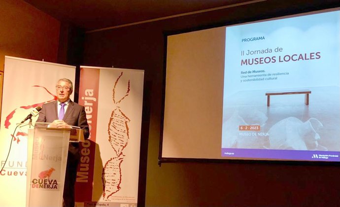 El presidente de la Diputación, Francisco Salado, ha presentado la nueva marca MuMa, que engloba la red de museos de la provincia, durante la celebración de la II Jornada de Museos Locales, en Nerja.