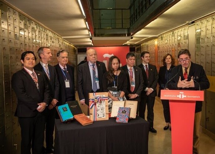 Luis García Montero da la bienvenida desde el atril a los participantes en la entrega del legado; entre ellos, el secretario de Estado del Ministerio de Exteriores filipino, Eduardo José A. De Vega (cuarto por la derecha)