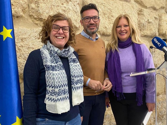 El portavoz del PSOE en el Ayuntamiento de Córdoba, José Antonio Romero, la viceportavoz de IU Alba Doblas y la portavoz de Podemos, Cristina Pedrajas.